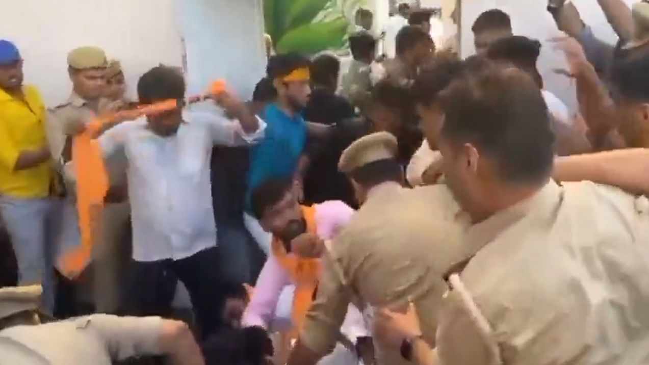 <div class="paragraphs"><p>A screengrab from the video showing fight between alleged members of the ABVP and police.</p></div>